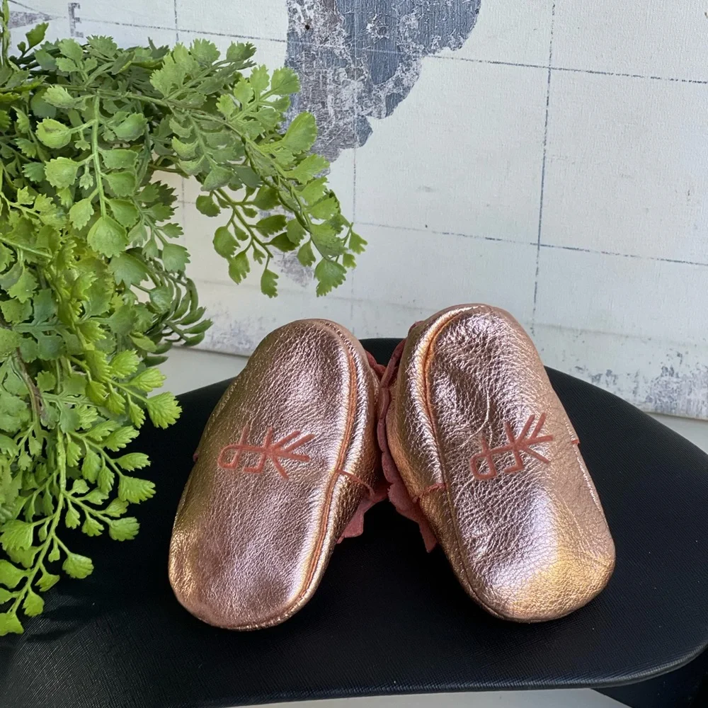FRESHLY PICKED baby moccasins rose gold metallic Size 2
